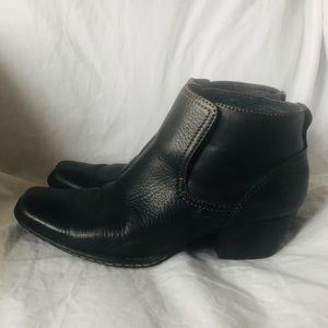 Born women’s black leather ankle boots 8M